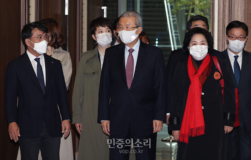 김택진 엔시소프트 대표와 이동하는 김종인[포토]