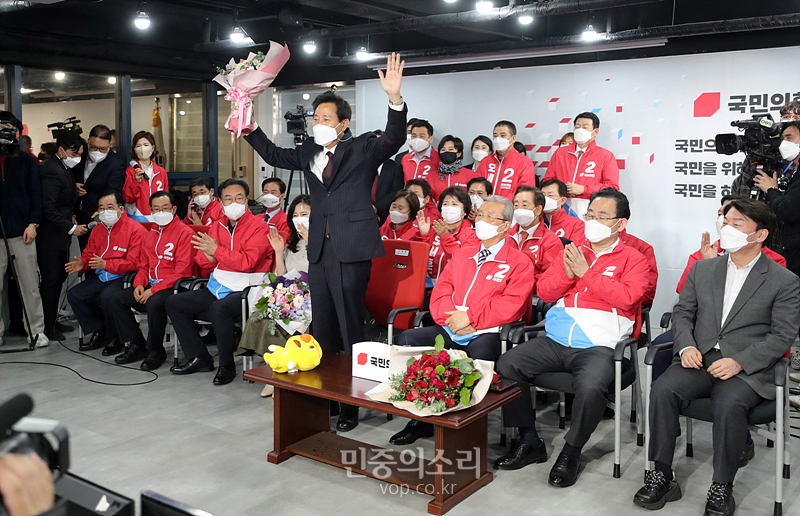 당선 확실에 축하 받는 오세훈[포토]
