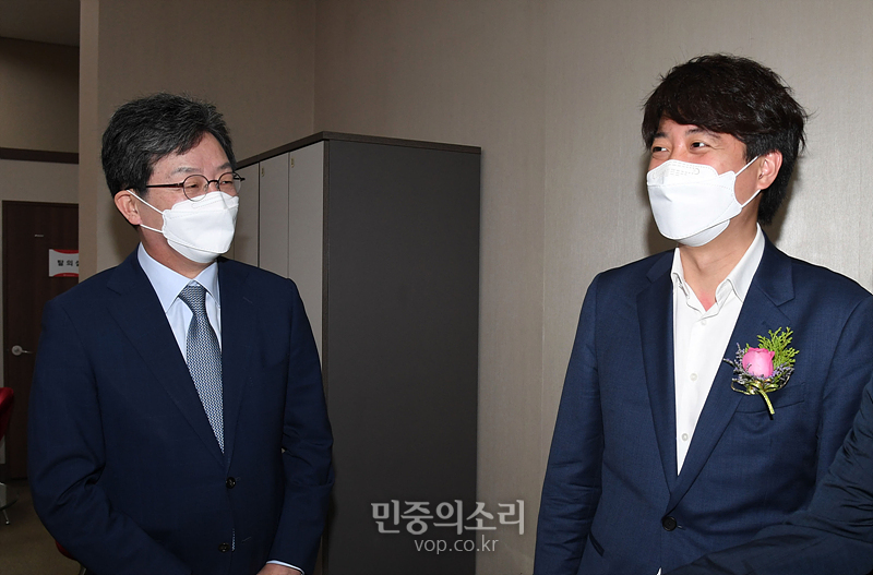 언론사 행사에서 만난 이준석-유승민[포토]