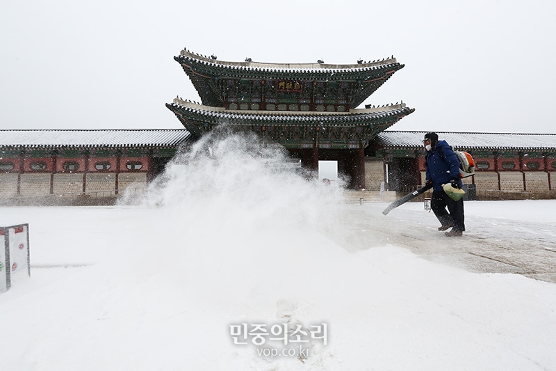 경복궁 제설 작업 중