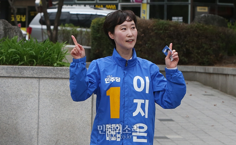 이지은 후보 즐겁게 선거운동 중