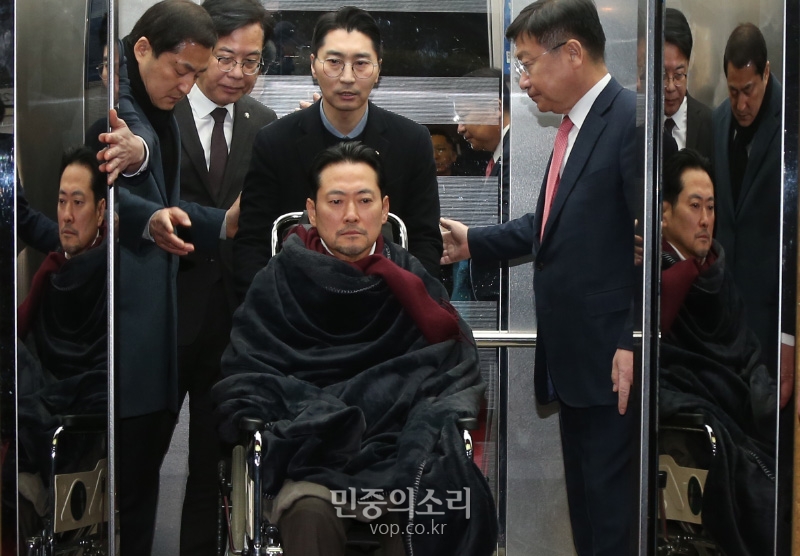 단식 중단하고 병원으로 향하는 장동혁 대표