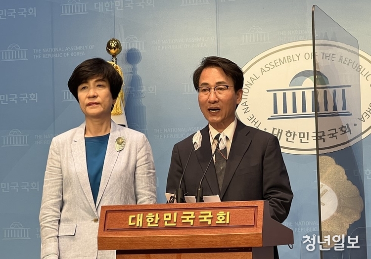 [포토]광화문 포럼 해산 선언...이원욱 의원 담대한 회복 향한 발걸음 멈춘다