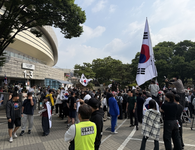 참정권 對 업무권 '충돌'…잠실개표소 봉쇄 엿새째 "체육단체 진입 또 무산"