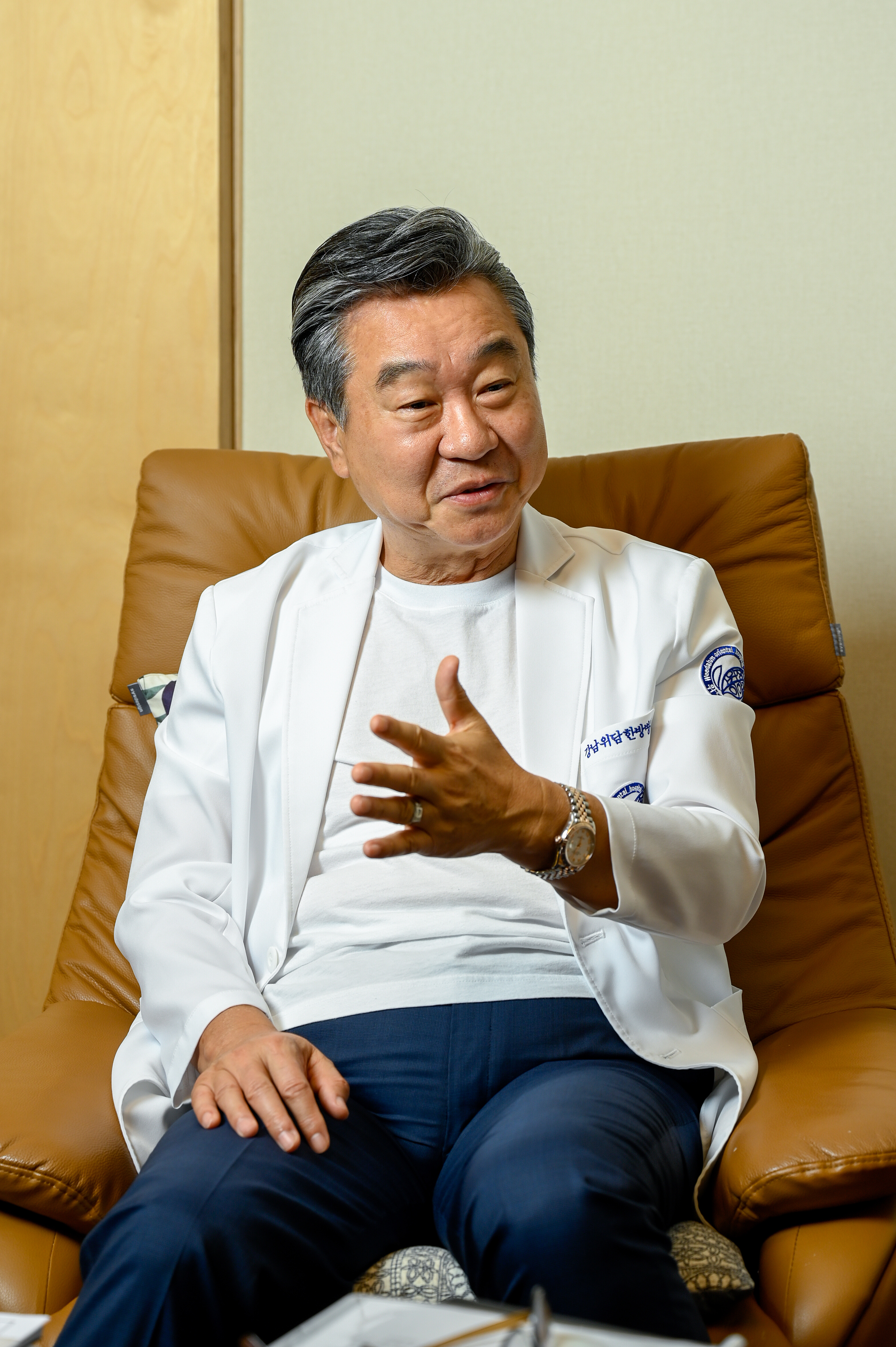 “9년 공들여 개발한 비밀의 한약, 행복한 암 치료 비결로 통하죠”