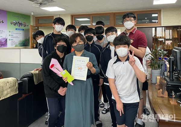 인천 동암중학생자치회, 스승의날 선생님께 백종원상 전달