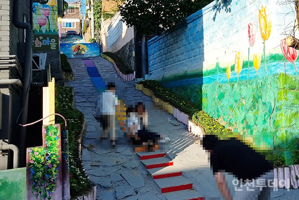 인천 중구 동화마을 관광객 소음·쓰레기 몸살... 해결책 필요