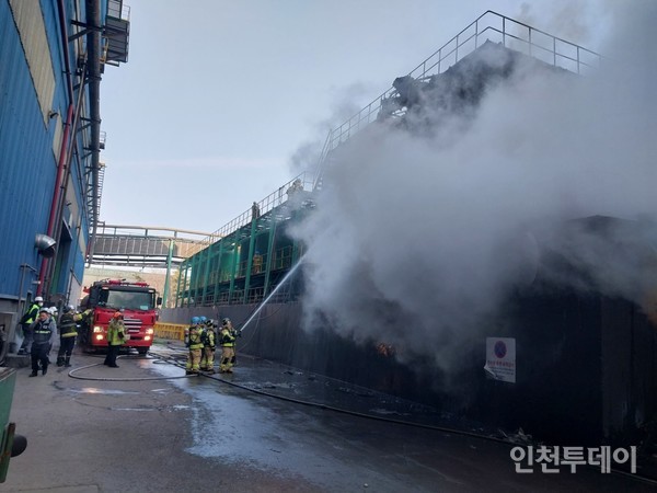 인천 동구 송현동 현대제철 냉각수 처리장서 화재 [2보]