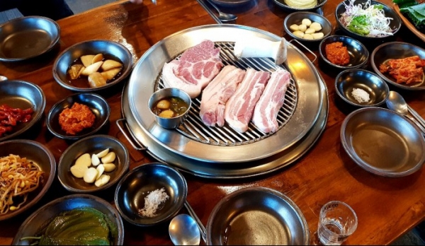 제주도 오설록 근처 맛집 돈뜨레, 육질이 쫄깃하고 담백한 흑돼지구이 맛집으로 인기