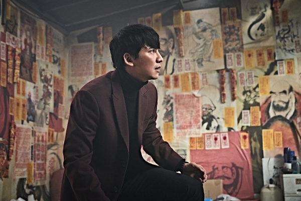 배우 김남길, 영화 클로젯서 의문스러운 경훈으로 매력 발산!