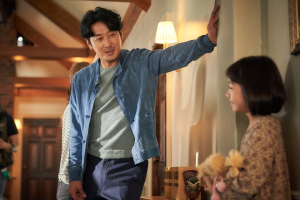 영화 클로젯, 하정우‧허율의 반전 비하인드 스틸 공개