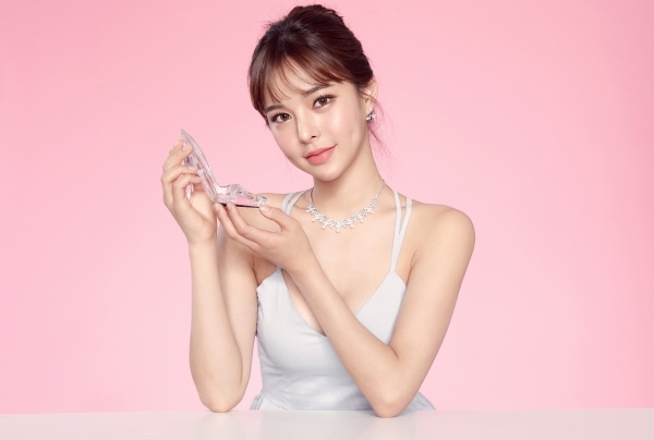 SNS 셀럽 정다윤, 신데렐라성형외과 홍보모델로 활약… K-의료뷰티 우수성 홍보
