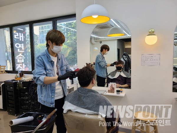 [포토뉴스] 비클래시헤어, 코로나19로 달라진 미용실 풍경...마스크 착용 필수!