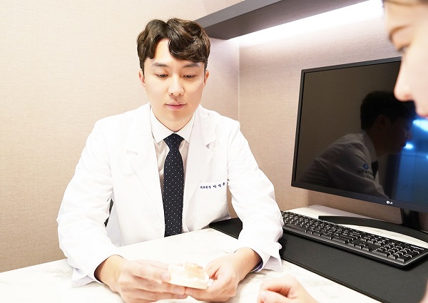 기존 틀니의 불편함과 전체 임플란트 부담 줄인 틀니임플란트