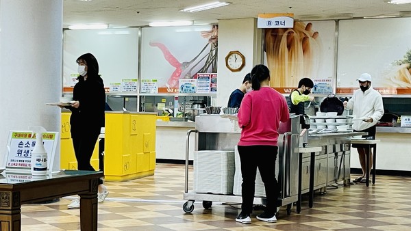 [포토뉴스] 코로나19 방역수칙 지키는 웅지세무대학교 식당