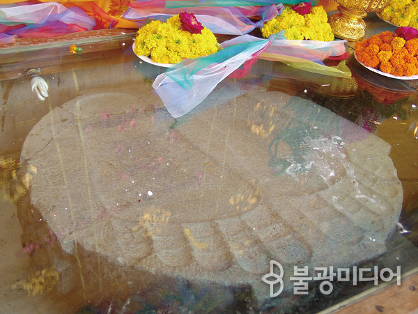 [붓다의 발자국, 불족적] 붓다의 발, 무불상 시대 석가여래의 상징