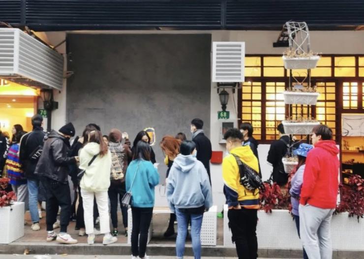 중국 상해에 곰이 커피를 내려주는 카페가 있다?