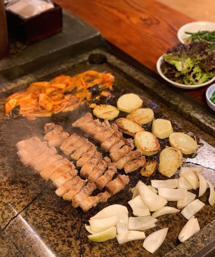 지글지글 이색 돌판 구이 맛집 4
