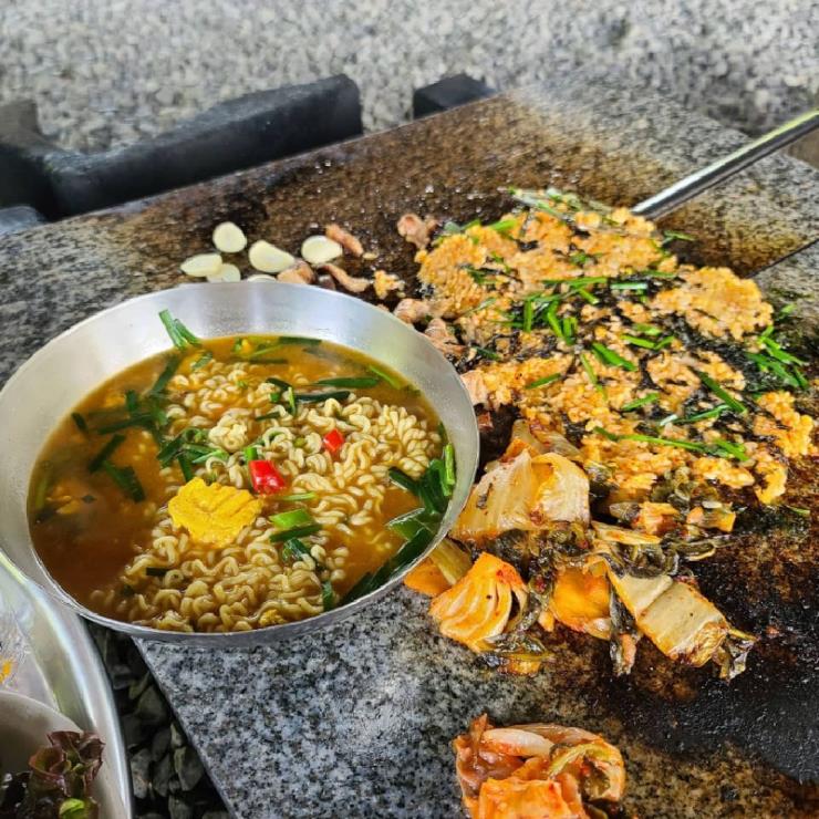 지글지글 이색 돌판 구이 맛집 4