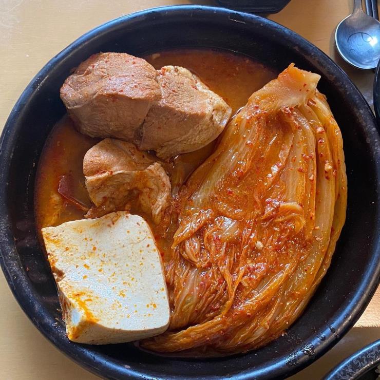 두공기는 기본! 밥도둑 대표 서울 김치찜 맛집 4