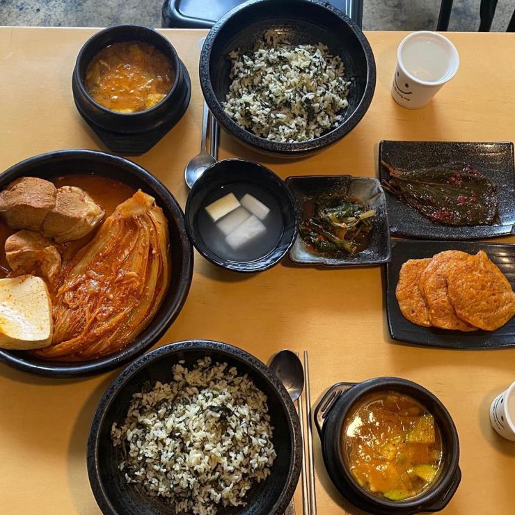 두공기는 기본! 밥도둑 대표 서울 김치찜 맛집 4
