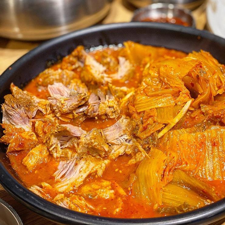 두공기는 기본! 밥도둑 대표 서울 김치찜 맛집 4
