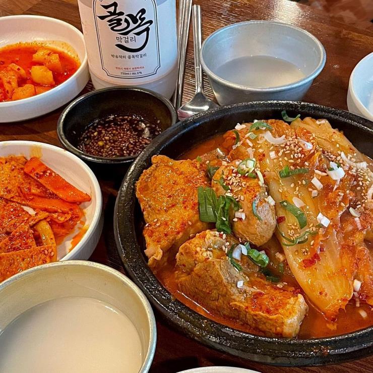 두공기는 기본! 밥도둑 대표 서울 김치찜 맛집 4