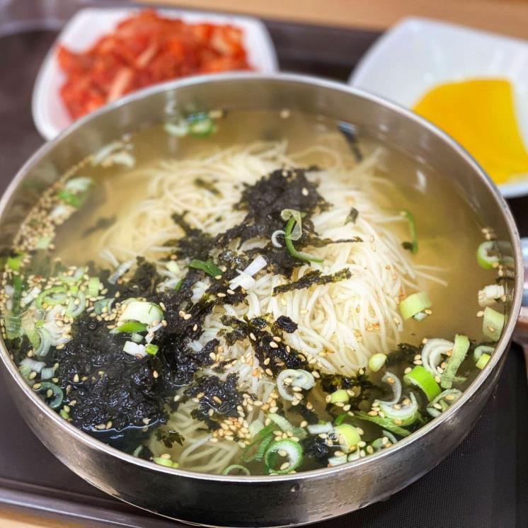 가을의 맛을 담은 멸치국수 맛집 4
