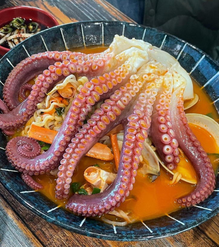 라면의 변신은 무죄! 값비싼 재료로 만든 황제라면 맛집 4