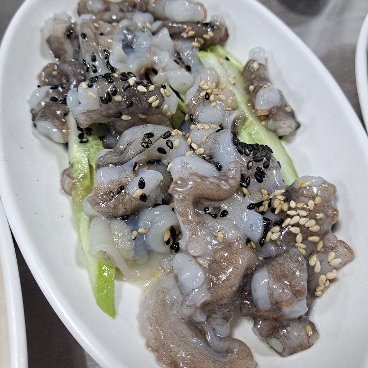 밑반찬을 푸짐하게 내주는 횟집 4