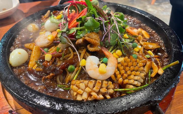 300도 돌판에 나오는 돌짜장 맛집 4