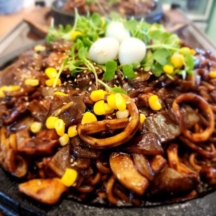300도 돌판에 나오는 돌짜장 맛집 4