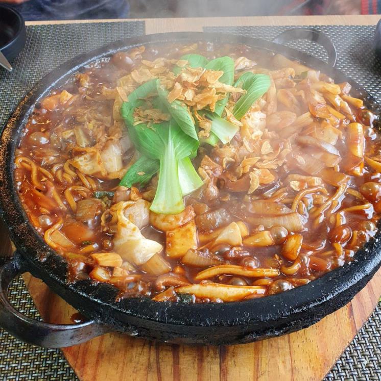 300도 돌판에 나오는 돌짜장 맛집 4