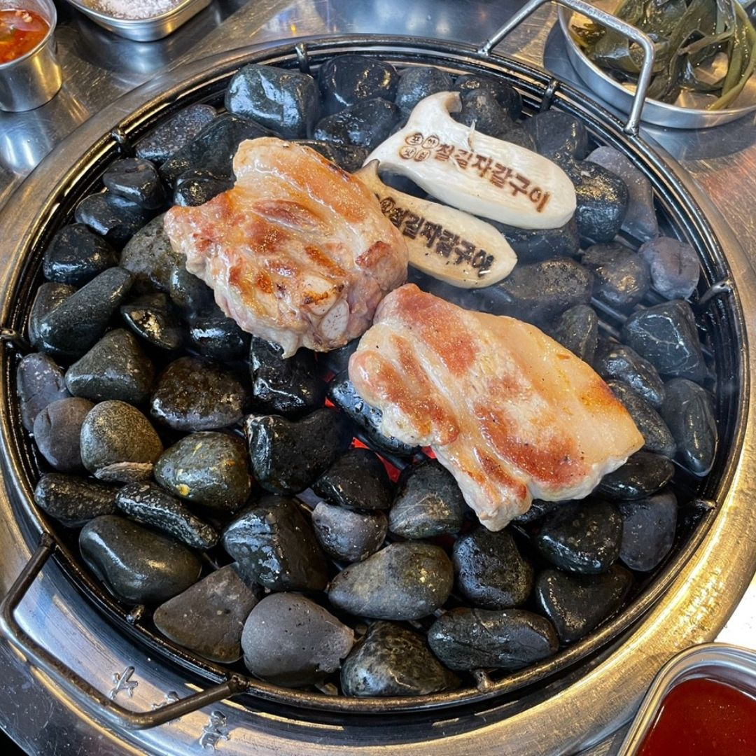 불타는 자갈 위에 구워 주는 삼겹살 맛집 4
