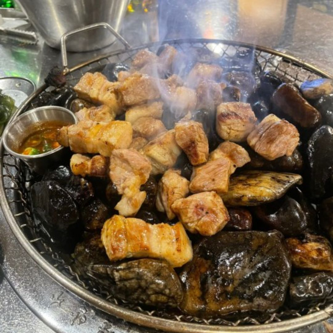 불타는 자갈 위에 구워 주는 삼겹살 맛집 4