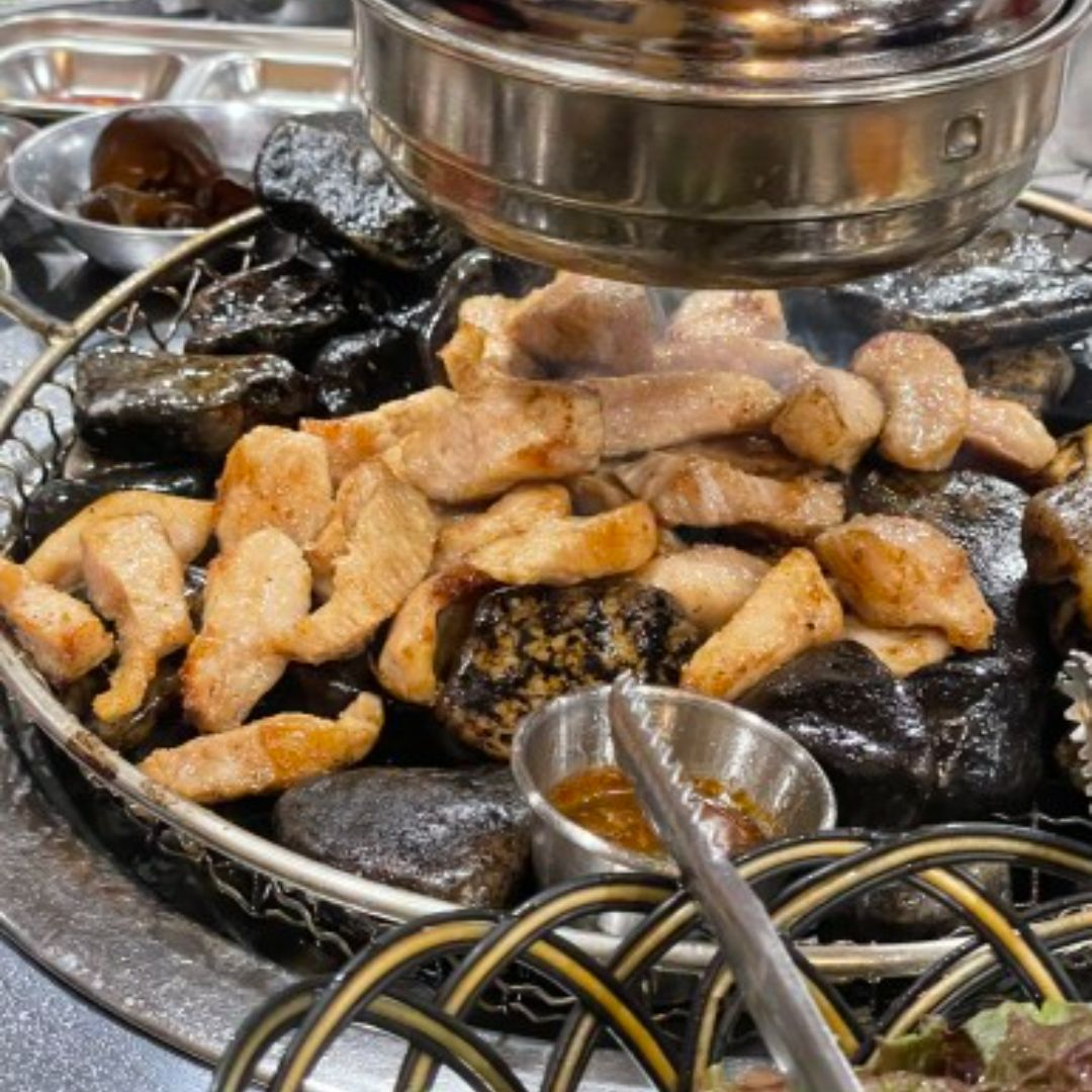 불타는 자갈 위에 구워 주는 삼겹살 맛집 4