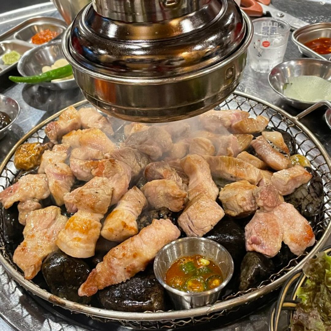 불타는 자갈 위에 구워 주는 삼겹살 맛집 4