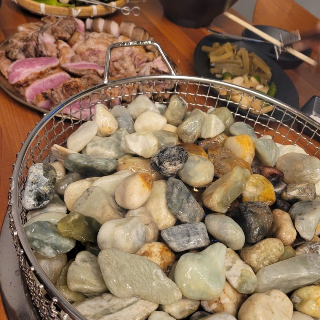 불타는 자갈 위에 구워 주는 삼겹살 맛집 4