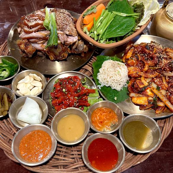 족발과 낙지, 푸짐한 한상