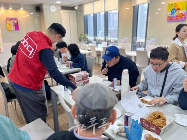 BBQ, 장애인 취업준비생에 온정 나눔…찾아가는 치킨 릴레이