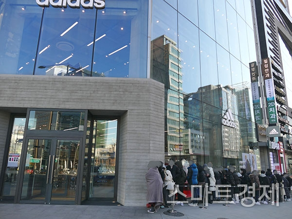 [현장포토] 이지부스트 세서미 발매일… 강남역 아디다스 스토어 몰린 인파