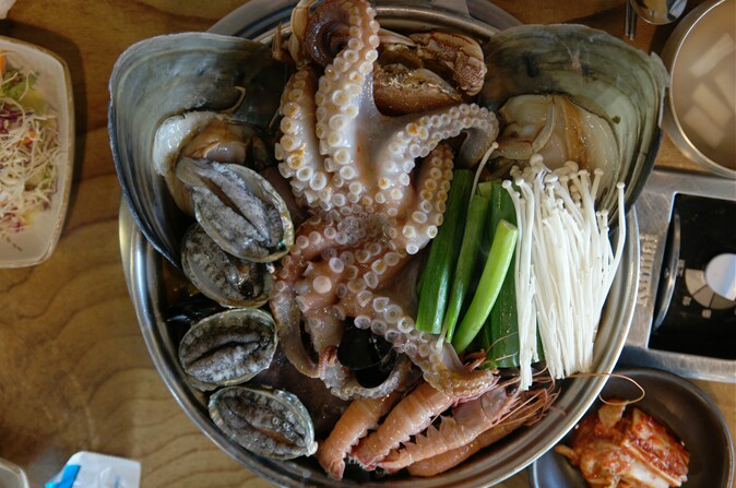 제주함덕맛집, ‘황금고팡’에서 돌문어가 들어간 따뜻한 해물탕 맛보자