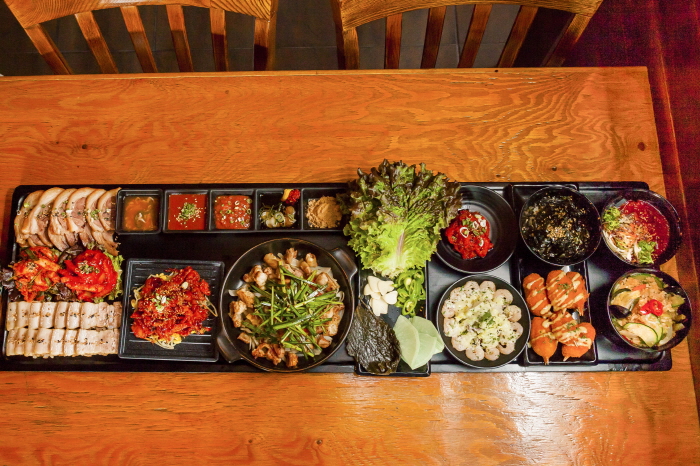 신논현역 맛집 ‘김천재의 족발이보곱닭’, 1미터플레이트에 다채로운 메뉴 선보여 회식장소로 ‘눈길’