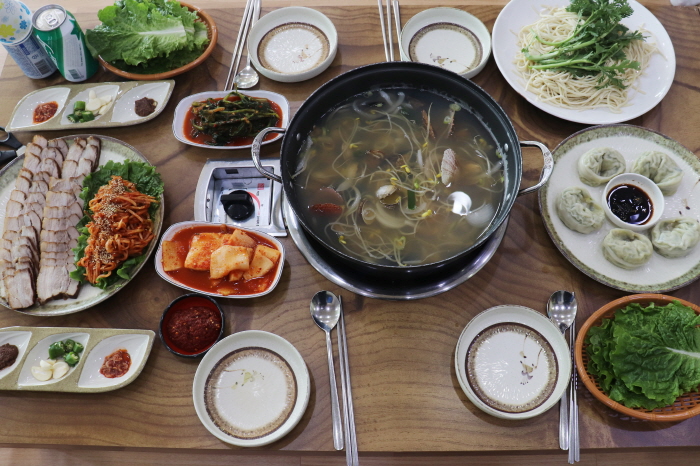 안면도 맛집 ‘딴뚝칼국수’, 깔끔하고 담백한 해물칼국수 인기