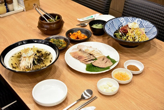 비발디파크맛집 메밀막국수와 육회, 수육의 환상조합 홍천메밀가