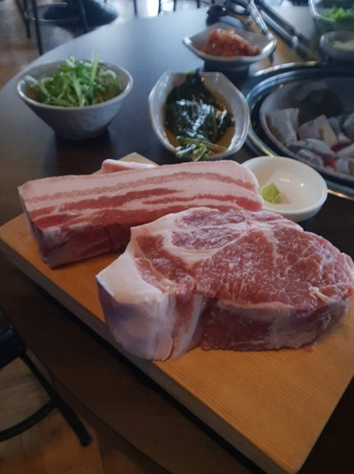 도내 최저가 도전하는 숯불에 구운 쫀득한 흑돼지고기구이 제주 맛집, ‘도민상회 본점’