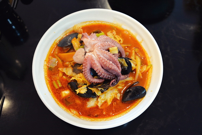 “전망이 뛰어난” 제주 조천 함덕해수욕장 맛집 ‘문어아저씨 함덕점’… 문어짬뽕 선사