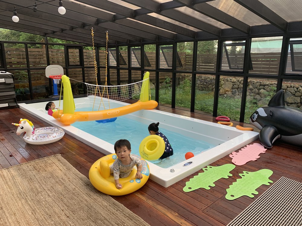 제주도 독채펜션 애월읍 아띠꼬망, 대가족 수용할 수 있는 휴식공간과 키즈 풀빌라 선보여