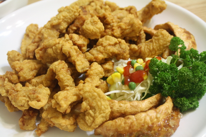 숨겨진 부산 우동맛집 ‘덕화반점’ 뉴트로 감성 저격한 동네 중국집의 반란