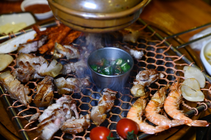 “건강한 맛” 제주공항 근처 연동 흑돼지 맛집… ‘제주본참숯불갈비’, 삼합 흑돼지 선보여
